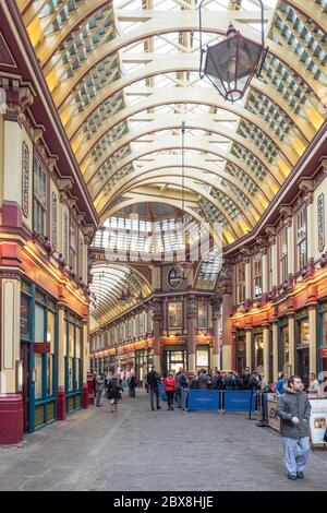 Il mercato di Leadenhall, risalente al XIV secolo, è uno storico mercato coperto nel quartiere finanziario della City of London. Le date di costruzione del 1881. Foto Stock