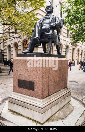 Statua del finanziere e filantropo americano George Peabody, scolpita da William Wetmore Story, vicino al Roayal Exchange, Londra, Inghilterra, Regno Unito. Foto Stock