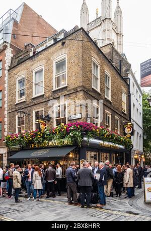 Sir Christopher Wren ha costruito il pub 'Ye Olde Watling' mentre la Cattedrale di San Paolo era in costruzione. Watling Street, Londra, Regno Unito. Foto Stock