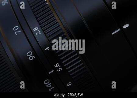 Dettaglio di un obiettivo con diaframma e ghiera di messa a fuoco per foto o video. Profondità di campo ridotta Foto Stock