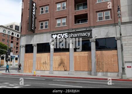 Los Angeles, CA/USA - 1 giugno 2020: La farmacia CVS nel centro di Los Angeles si è imbarcata dopo il saccheggio durante i tumulti della materia Black Lives il 29 maggio. Foto Stock