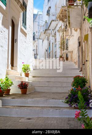 Vista panoramica a Ostuni in una soleggiata giornata estiva, Puglia, Italia meridionale. Foto Stock