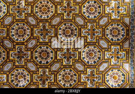 Vista sul soffitto dorato a cassettoni della Cattedrale di Otranto, Puglia. Italia Foto Stock