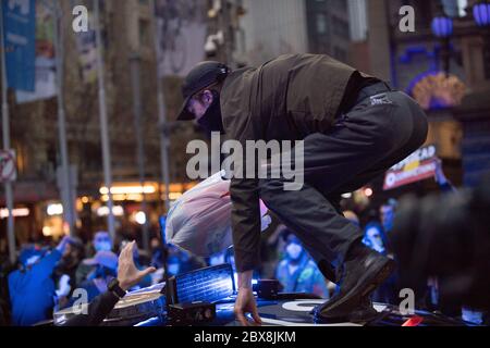 Melbourne, Australia. 06 giugno 2020. Un protester salta in cima a una macchina di polizia in Collins Street alla conclusione di un quasi incidente raduno libero contro Black Deaths in Custody e giustizia per George Floyd tenuto oggi a Melbourne Australia. 06 giu 2020 credito: Michael Currie/Alamy Live News Foto Stock