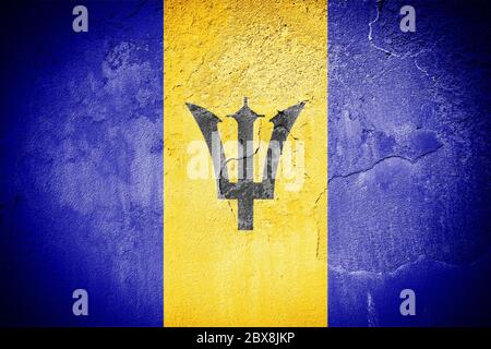 Bandiera Barbados dipinta su parete grugnosa incrinata Foto Stock