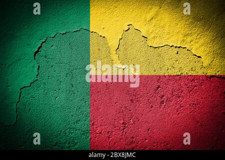 Bandiera Benin dipinta su parete grugnosa incrinata Foto Stock