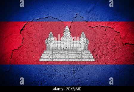 Bandiera Cambogia dipinta su muro rotto grugnoso Foto Stock