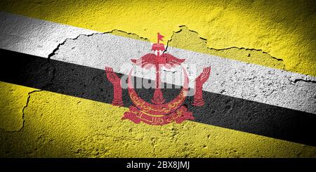 Bandiera Brunei dipinta su parete grugnosa incrinata Foto Stock