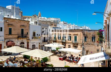 Piazza Ostuni a Ostuni, Italia. Giornata di primavera piovosa di piazza Ostuni a Ostuni, Italia Foto Stock