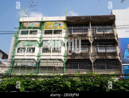 Due edifici di appartamenti, uno recentemente rinnovato, l'altro vecchio e stagionato, Chinatown, Bangkok, Thailandia, Sud-est asiatico. Foto Stock