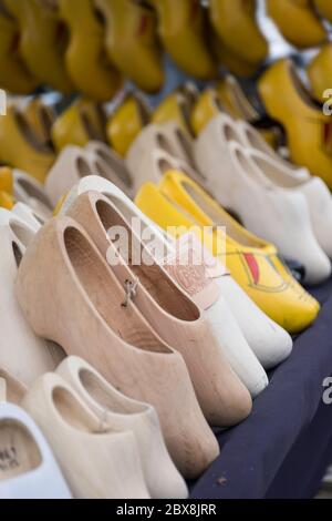 Fila di scarpe o zoccoli olandesi in legno da vendere in un mercato olandese Foto Stock