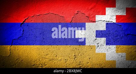 Bandiera Nagorno-Karabakh dipinta su parete gruggiosa incrinata Foto Stock
