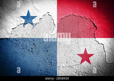 Bandiera di Panama dipinta su parete grugnosa incrinata Foto Stock