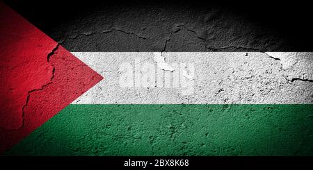 Bandiera dello Stato di Palestina dipinta su un muro incrinato e grugnoso Foto Stock