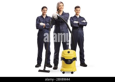 Ritratto a tutta lunghezza di un gruppo di aspirapolvere in uniformi con un aspirapolvere isolato su sfondo bianco Foto Stock