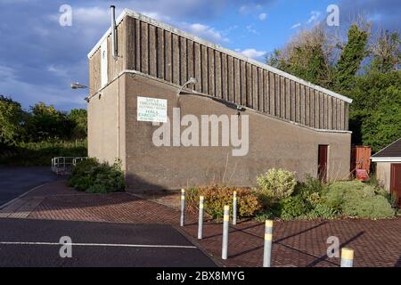 Un colpo serale del campo da squash dietro il municipio del villaggio a Pentyrch, Galles del Sud Foto Stock