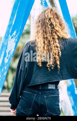 Tel Aviv Israele 04 febbraio 2020 Vista di persone non identificate che camminano per le strade di Tel Aviv in inverno Foto Stock