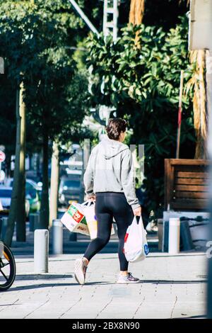 Tel Aviv Israele 04 febbraio 2020 Vista di persone non identificate che camminano per le strade di Tel Aviv in inverno Foto Stock