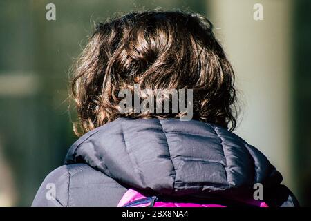 Tel Aviv Israele 04 febbraio 2020 Vista di persone non identificate che camminano per le strade di Tel Aviv in inverno Foto Stock