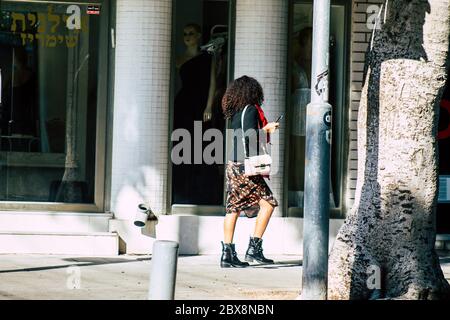 Tel Aviv Israele 04 febbraio 2020 Vista di persone non identificate che camminano per le strade di Tel Aviv in inverno Foto Stock