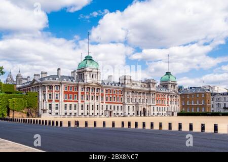 UK, Londra, Westminster, St James Park, Horse Guards Parade. Admiralty House Extension su Whitehall, attualmente utilizzato per le funzioni del governo britannico Foto Stock