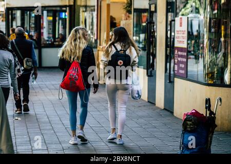 Tel Aviv Israele 04 febbraio 2020 Vista di persone non identificate che camminano per le strade di Tel Aviv in inverno Foto Stock