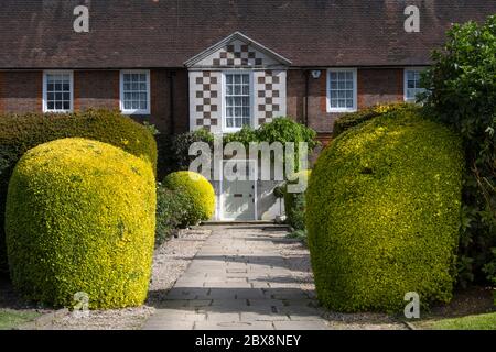 Regno Unito, Inghilterra, Londra, Corringham Road, NW11, Vista delle case d'arte e artigianato nel sobborgo di Hampstead Garden Foto Stock