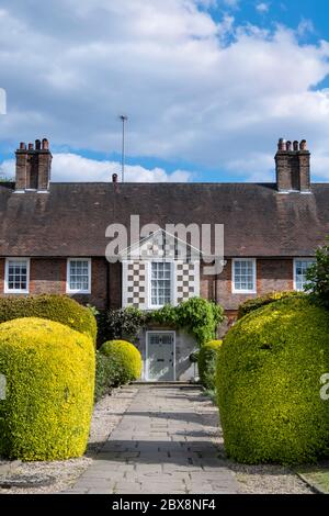 Regno Unito, Inghilterra, Londra, Corringham Road, NW11, Vista delle case d'arte e artigianato nel sobborgo di Hampstead Garden Foto Stock