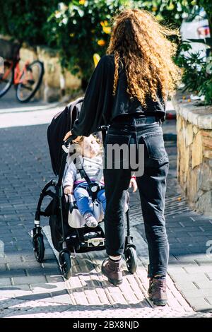 Tel Aviv Israele 04 febbraio 2020 Vista di persone non identificate che camminano per le strade di Tel Aviv in inverno Foto Stock