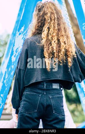 Tel Aviv Israele 04 febbraio 2020 Vista di persone non identificate che camminano per le strade di Tel Aviv in inverno Foto Stock