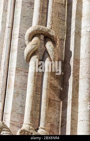 Cattedrale di San Vigilio (Duomo di Trento, 1212-1321) con due colonne in marmo annodate (colonne ofitiche), simbolo della natura umana e divina di Cristo Foto Stock