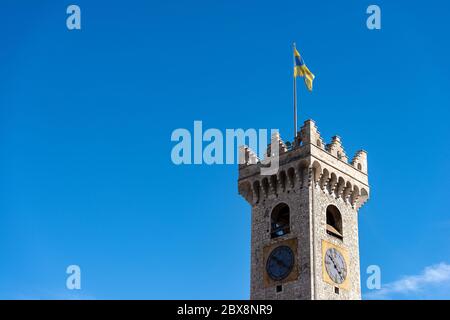 Torre Civica, Torre civica medievale con la bandiera della città in Piazza del Duomo, Trento centro, Trentino-Alto Adige, Italia, EU. Foto Stock