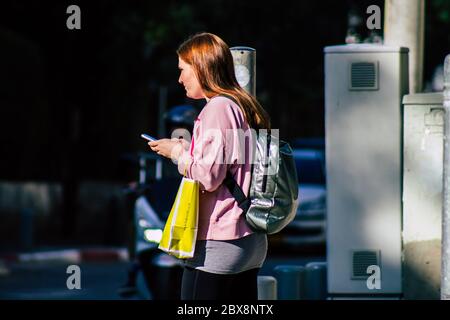 Tel Aviv Israele 04 febbraio 2020 Vista di persone non identificate che camminano per le strade di Tel Aviv in inverno Foto Stock