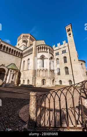 Trento, il Duomo di San Vigilio (Duomo di Trento, 1212-1321) e il Palazzo Pretorio (Palazzo Pretorio o Vescolile). Trentino-Alto Adige, Italia Foto Stock