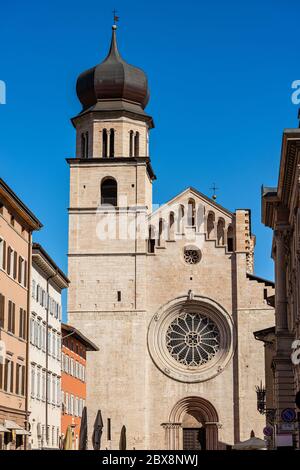 Duomo di San Vigilio (Duomo di Trento, 1212-1321) con il campanile e la facciata in stile romanico, Trento centro, Trentino-Alto Adige, Italia Foto Stock