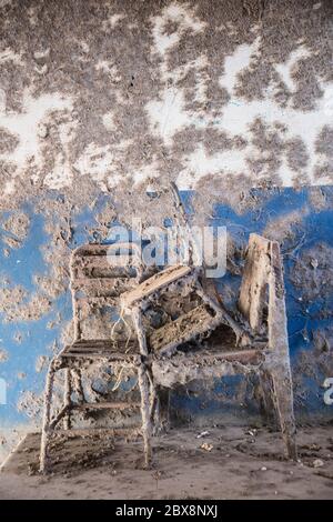 Interno polveroso di un edificio scolastico abbandonato Foto Stock