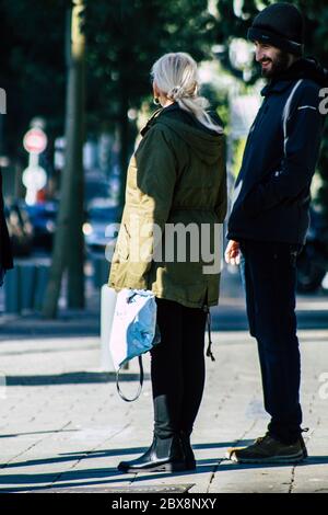 Tel Aviv Israele 04 febbraio 2020 Vista di persone non identificate che camminano per le strade di Tel Aviv in inverno Foto Stock