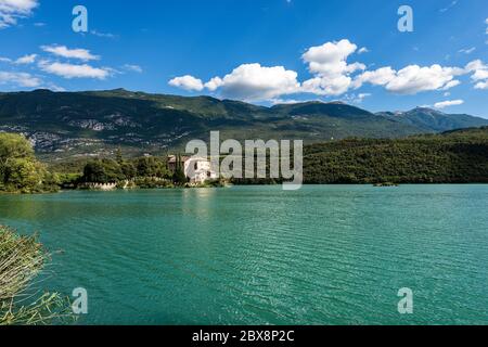 Lago di Toblino con il castello medievale, piccolo lago alpino in Trentino Alto Adige, Italia, Europa Foto Stock