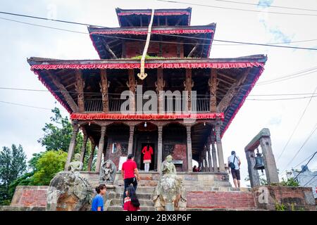 Kathmandu, Nepal - Agosto 15,2019: Devoti indù al Tempio di Uma Maheshwor di Kristipur Kathmandu Nepal.destinazione turistica di viaggio in Kathmandu.Places a. Foto Stock