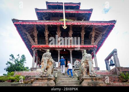 Kathmandu, Nepal - Agosto 15,2019: Devoti indù al Tempio di Uma Maheshwor di Kristipur Kathmandu Nepal.destinazione turistica di viaggio in Kathmandu.Places a. Foto Stock