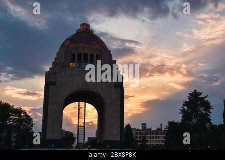 Tramonto al Monumento alla Rivoluzione messicana (Monumento a la rivoluzionaria) Foto Stock
