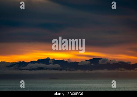 Tramonto sullo stretto di Cook e sull'isola meridionale, da Titahi Bay, Wellington, North Island, Nuova Zelanda Foto Stock