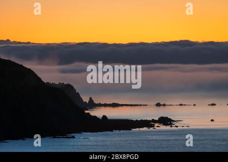 Tramonto sullo stretto di Cook, la baia di Titahi, Wellington, Isola del Nord, Nuova Zelanda Foto Stock