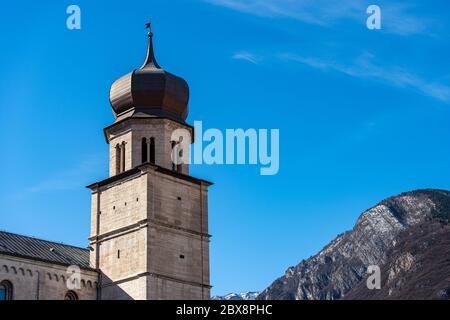 Duomo di San Vigilio (Duomo di Trento, 1212-1321) con il campanile e le Alpi in inverno, Trento, Trentino-Alto Adige, Italia, Europa Foto Stock
