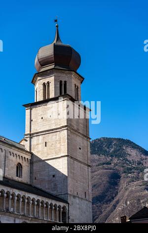 Duomo di San Vigilio (Duomo di Trento, 1212-1321) con il campanile e le Alpi in inverno, Trento, Trentino-Alto Adige, Italia, Europa Foto Stock