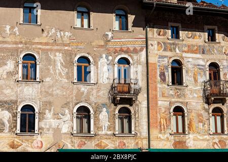 Caso Cazuffi Rella. Primo piano di due palazzi con affreschi del XVI secolo a Trento, Piazza del Duomo, Trentino Alto Adige, Italia. Foto Stock