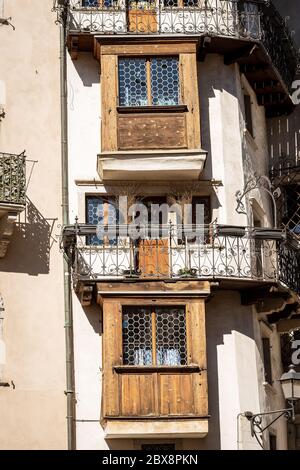 Antichi balconi in legno e ferro battuto in Trento centro, Trentino Alto Adige, Italia, Europa Foto Stock