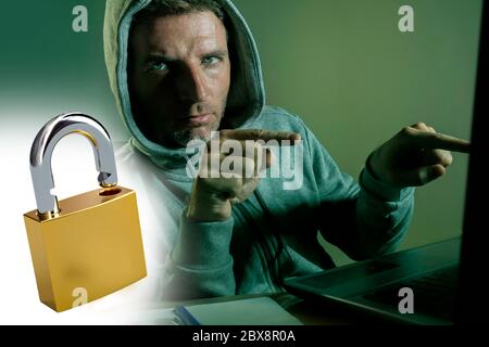 aperto lucchetto composito con giovane pericoloso e abile hacker manprogramming su computer laptop sistema di cracking password in protezione della privacy e. Foto Stock