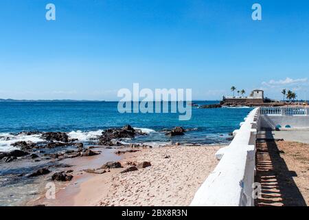 Visualizzare shore Salvador da Bahia, Brasile, mostrando Porto da Barra Beach e i punti di interesse storico e Santa Maria Fort durante l'estate. Foto Stock