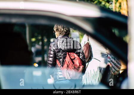 Tel Aviv Israele 04 febbraio 2020 Vista di persone non identificate che camminano per le strade di Tel Aviv in inverno Foto Stock